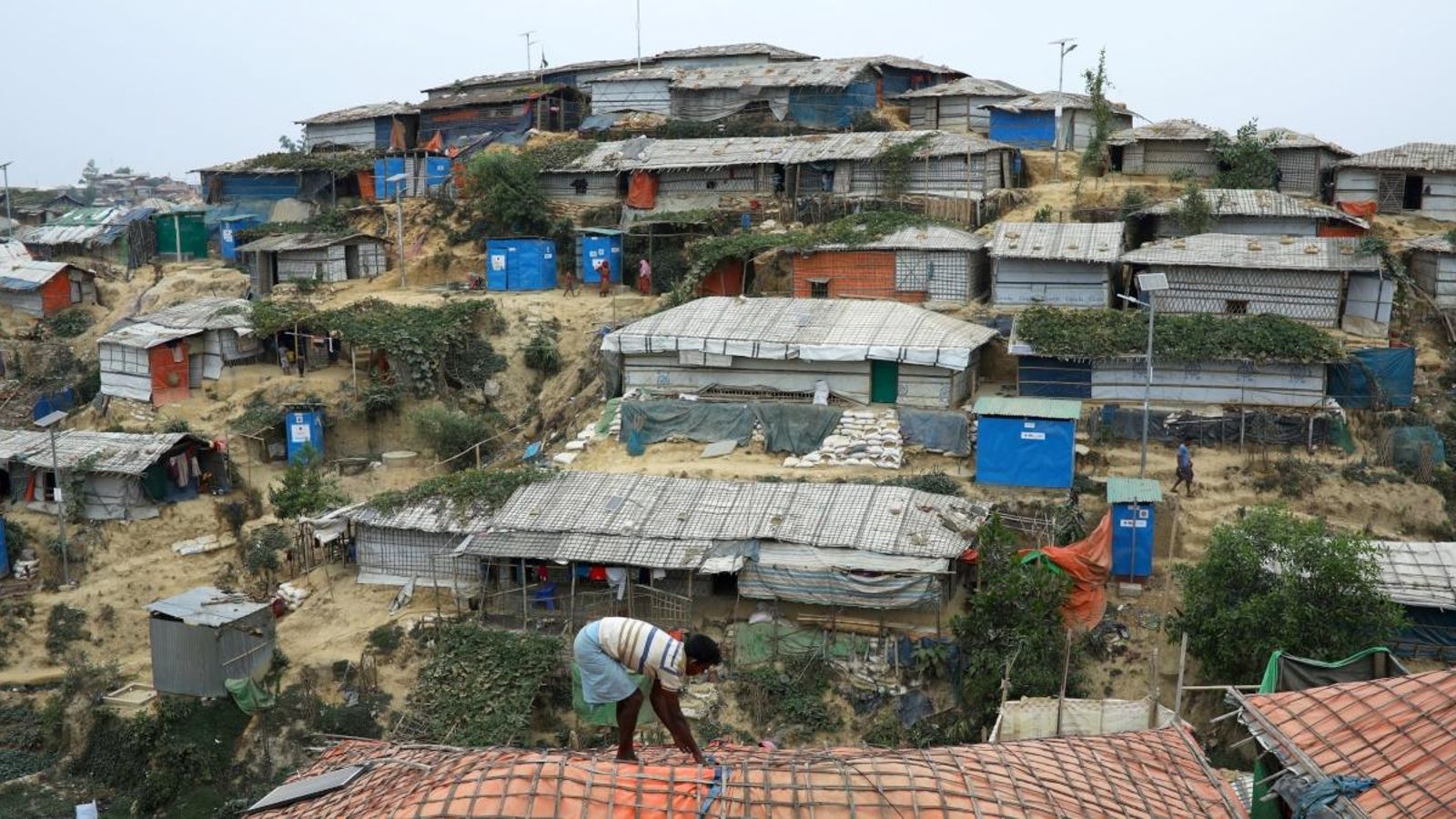 Un home, al camp de refugiats de Balukhali a Bangladesh, el passat mes d'abril