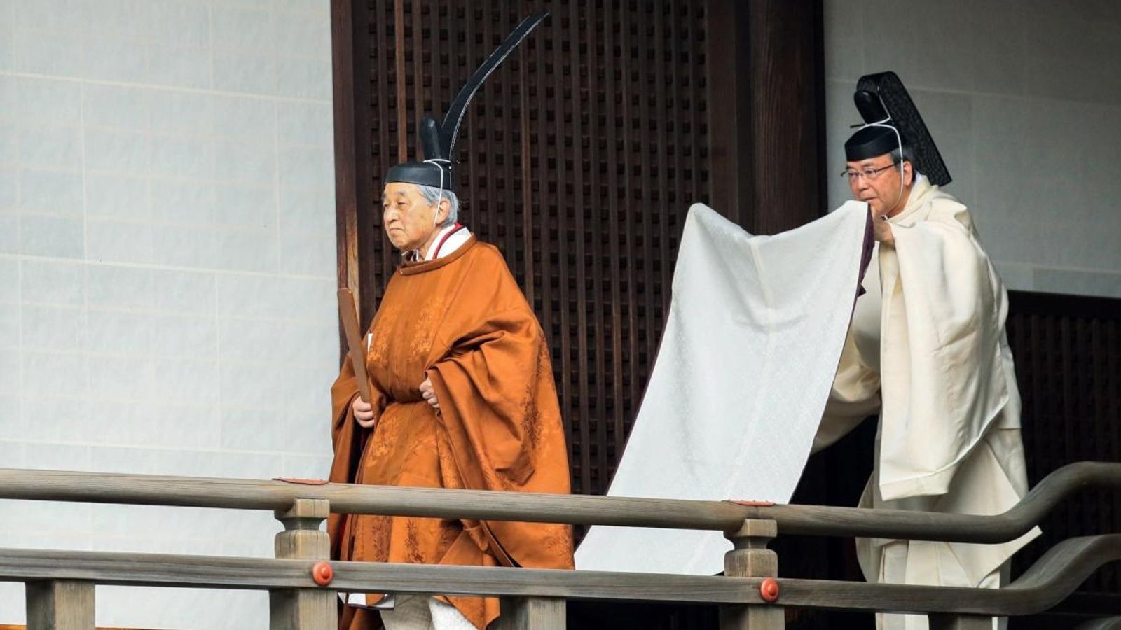 L’emperador Akihito participa en un ritual xintoista abans d’abdicar
