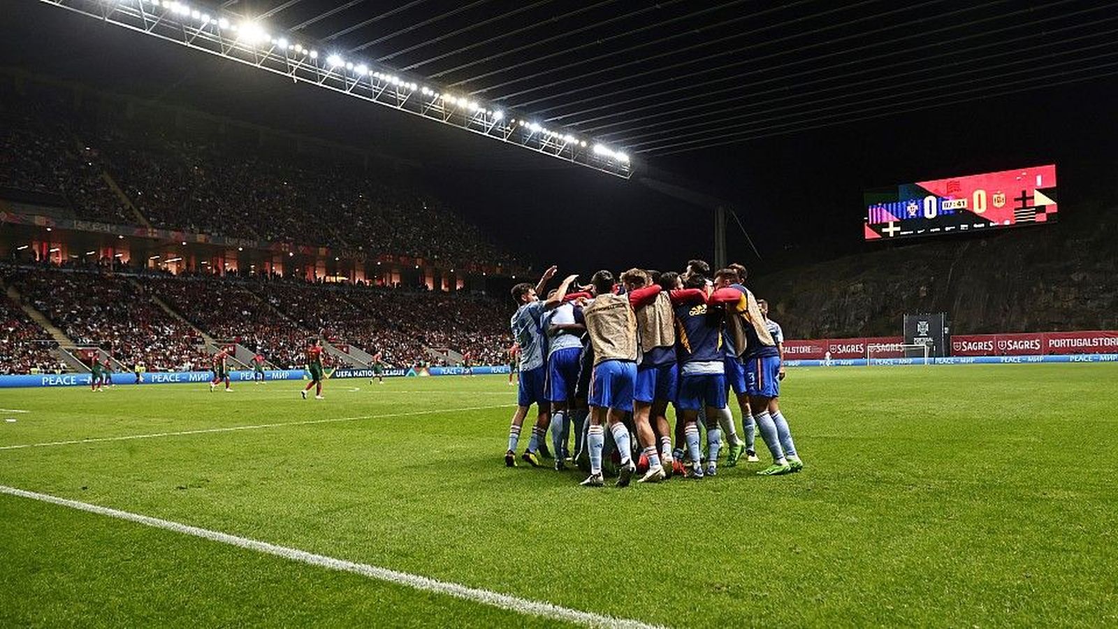 La selecció espanyola celebra un gol en un partit contra Portugal