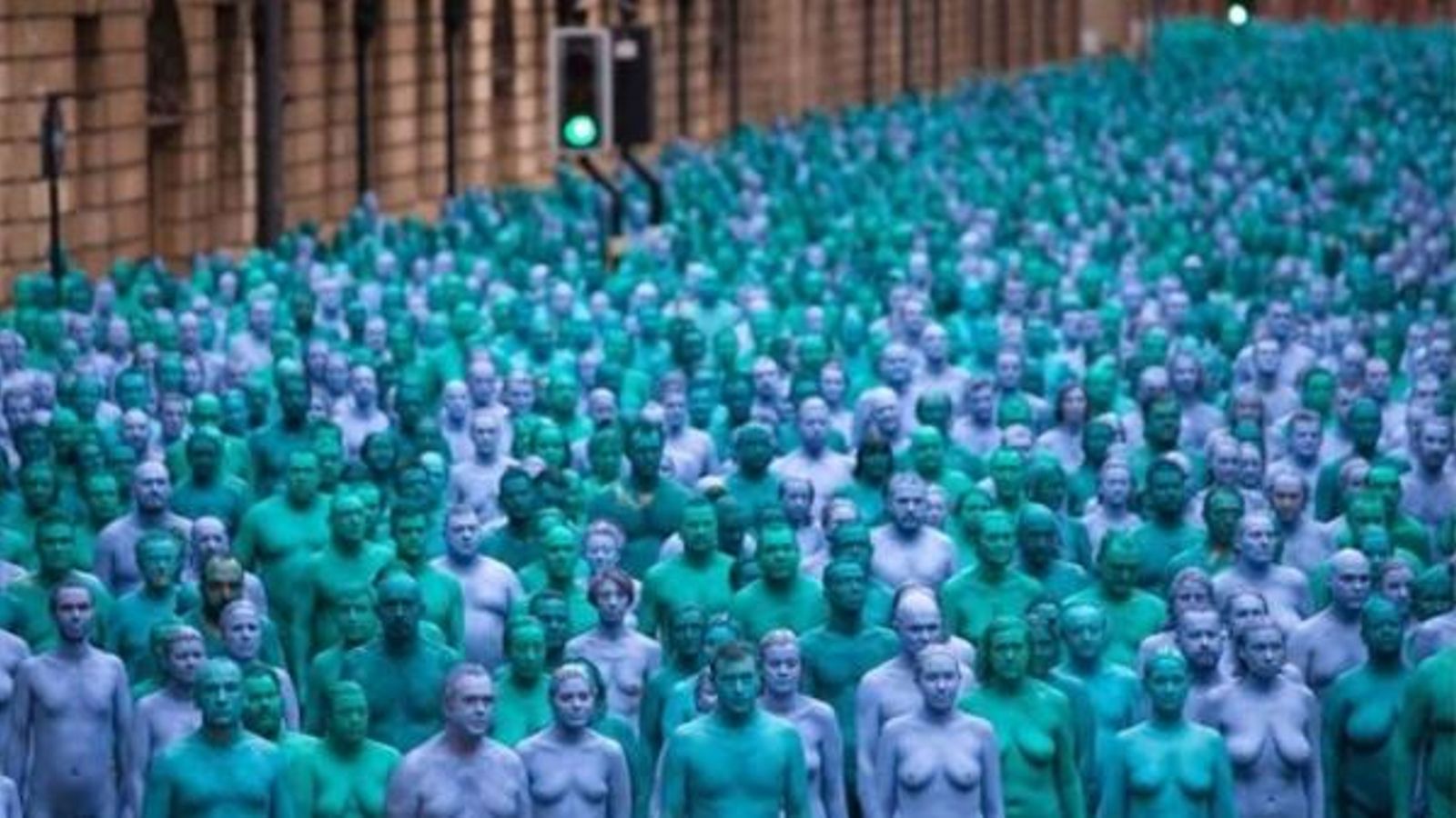 Una multitud de persones despullades posa per a Tunick a la ciutat anglesa de Hull