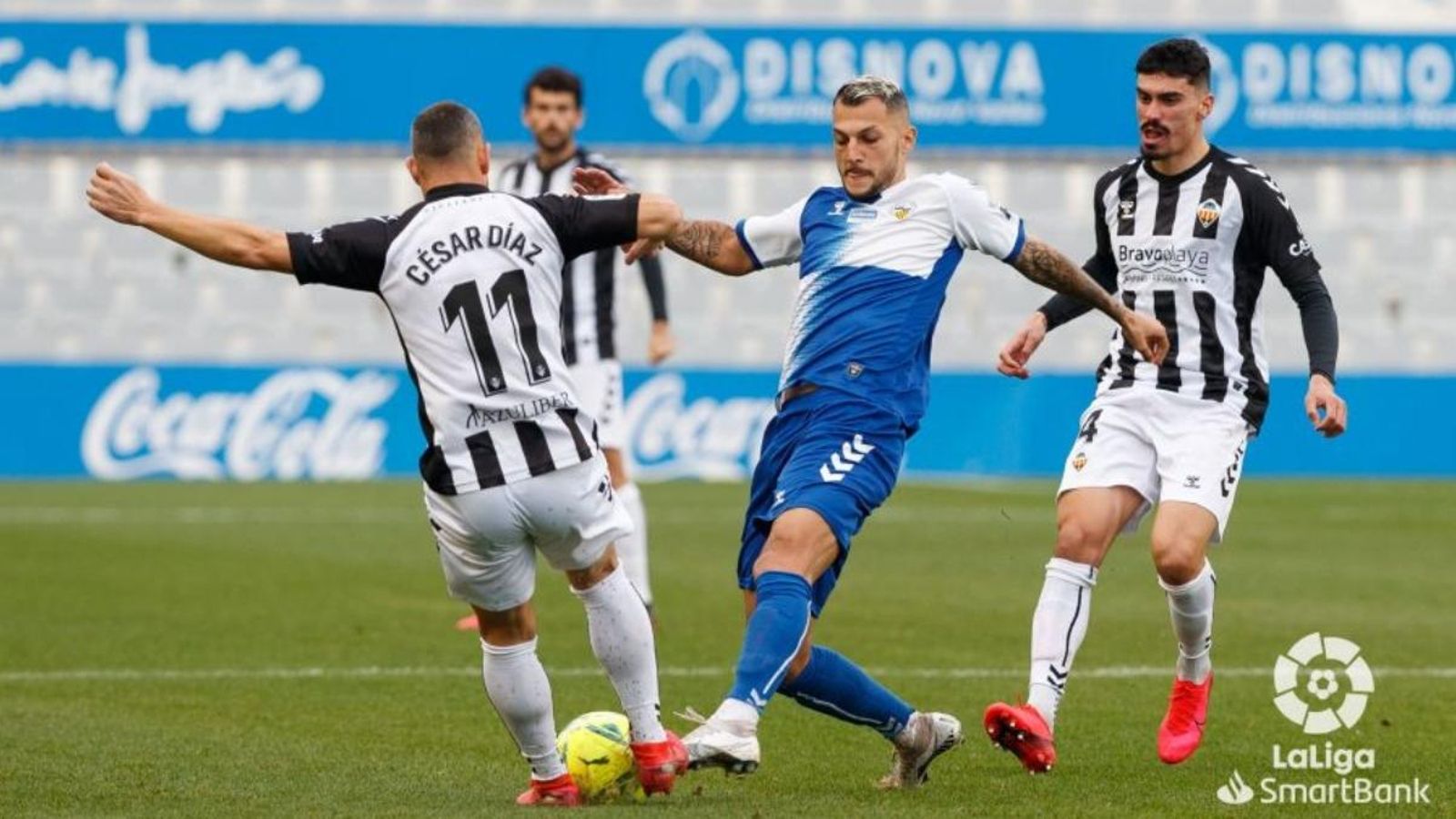 César Díaz lluita per una pilota amb un jugador del Sabadell