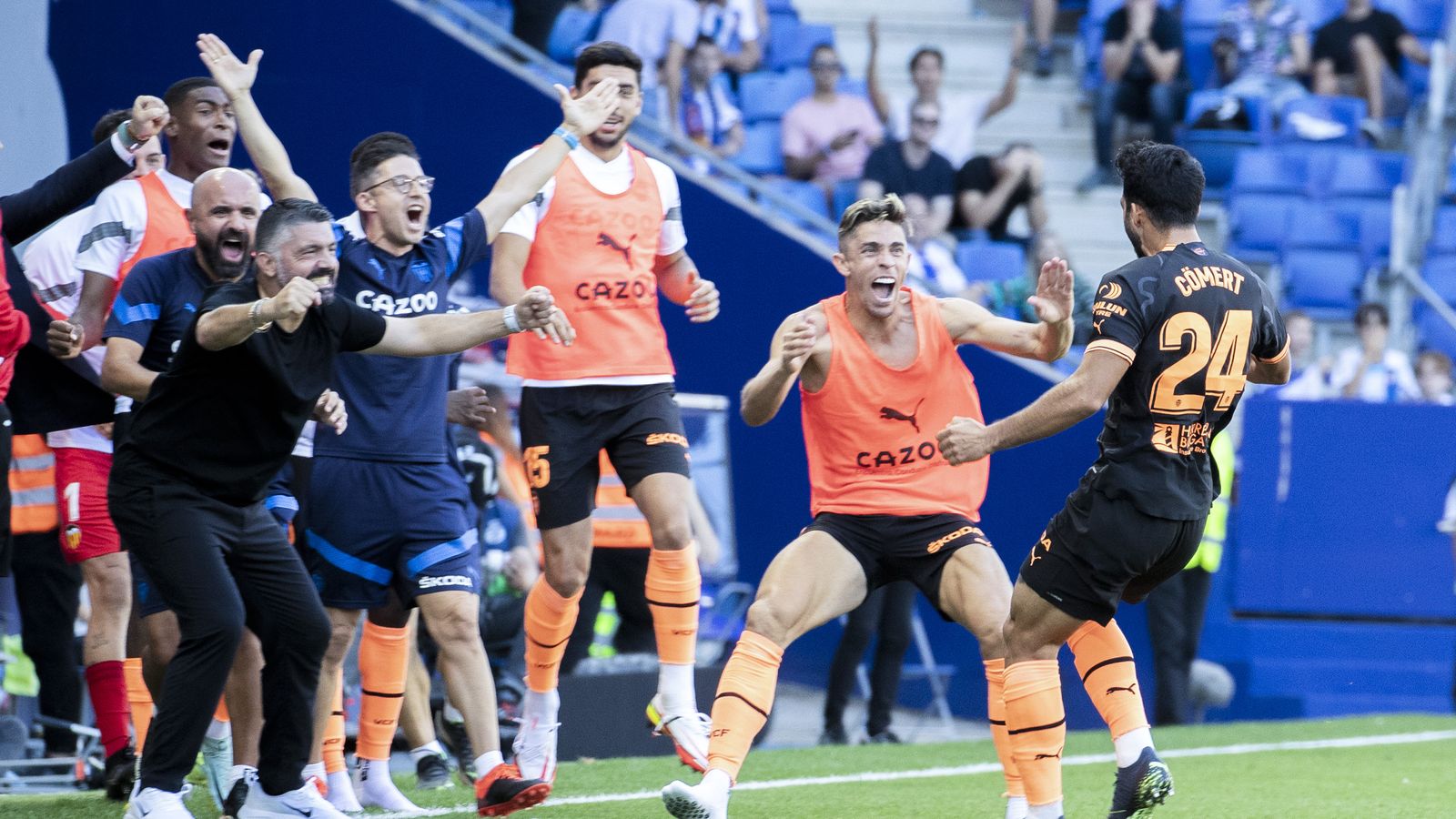 Els dos golejadors del València, Gabriel Paulista i Eray Cömert celebren el gol de l'empat