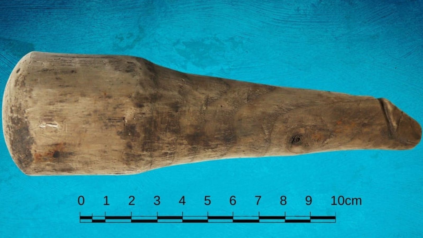 L'objecte és de fusta i mesura setze centímetres de llarg