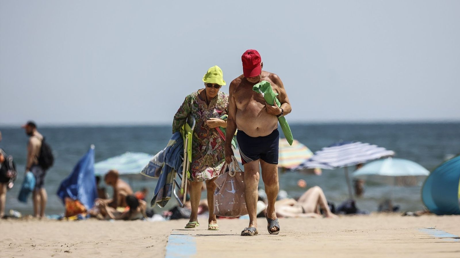 Banyistes abandonen la platja de la Malvarrosa en una imatge d'arxiu