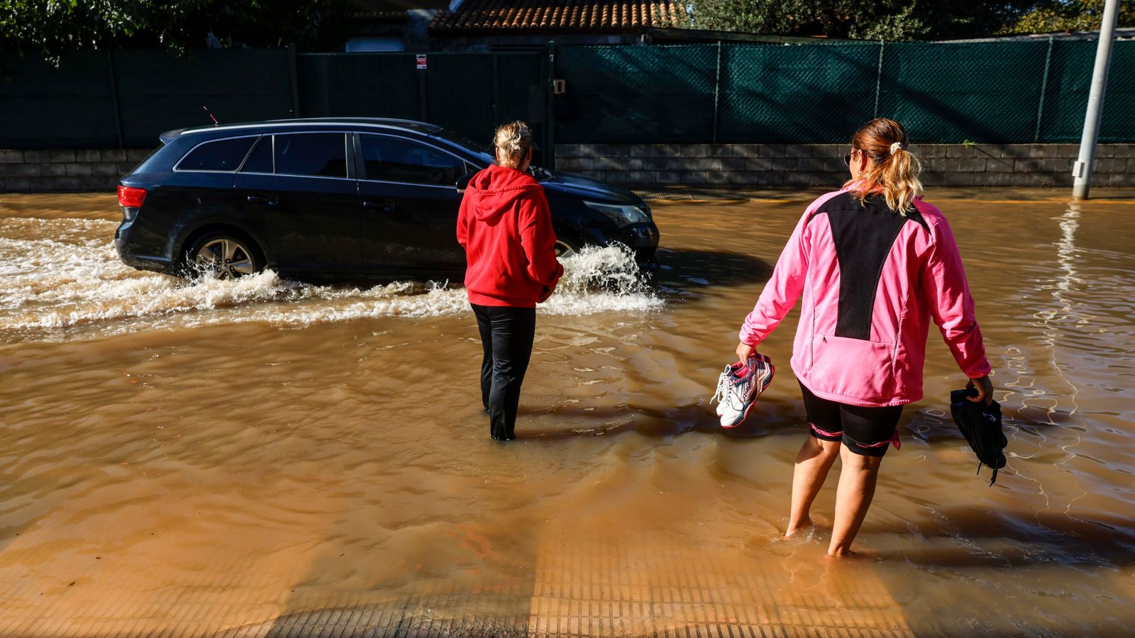 Dos dones en una de les zones que continuen inundades a Oliva