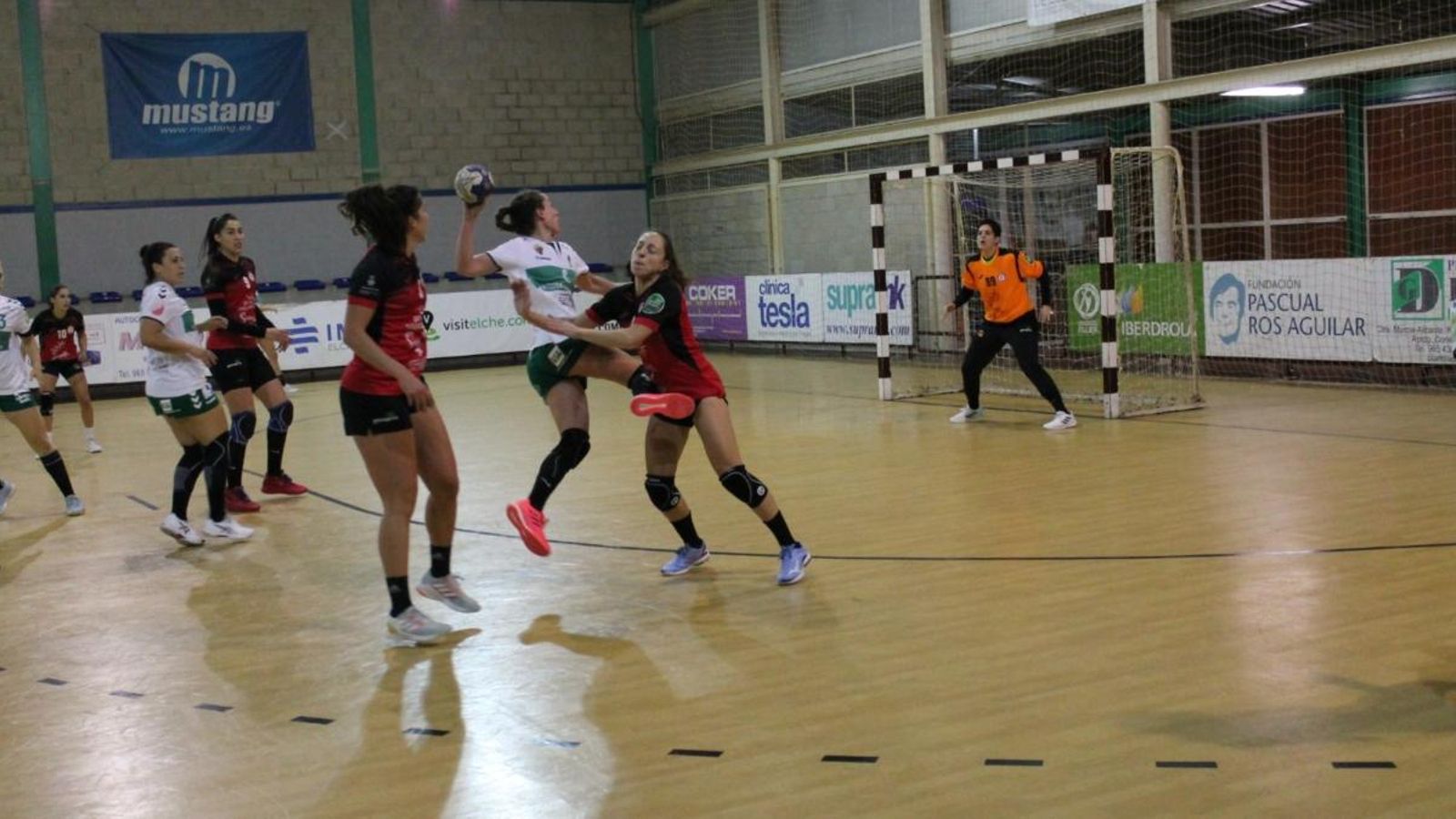 L'Elx guanya un lluitador Morvedre i ja pensa en Europa