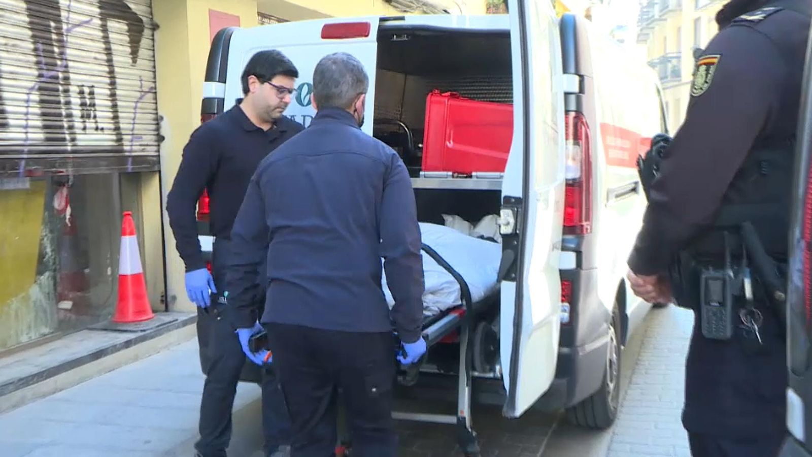 El servei funerari trasllada el cadàver del canonge a l'Institut de Medicina Legal de València