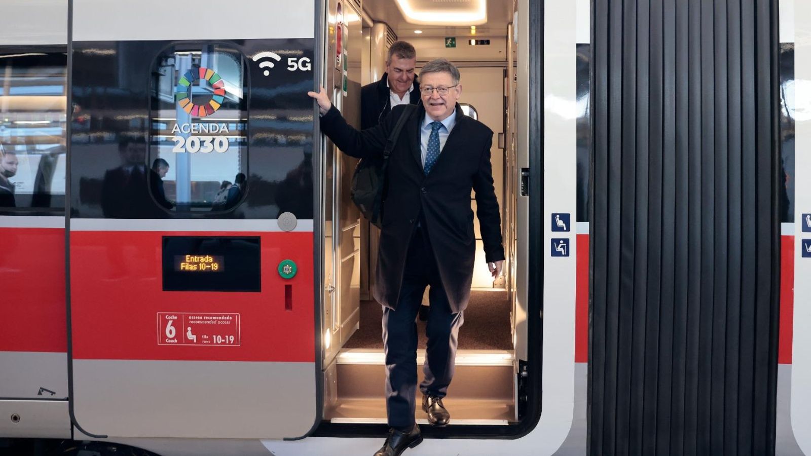 Ximo Puig baixa d'un dels trens d'Iryo, que aquest divendres ha inaugurat el trajecte Madrid-València