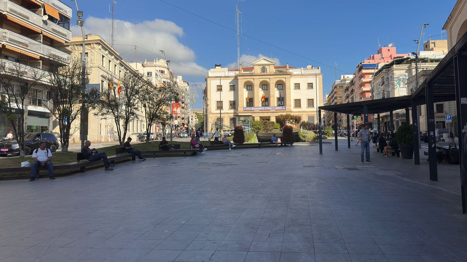 Aspecte que presentava este dilluns al matí la plaça de la Muntanyeta d'Alacant, on ja s'han desmuntat totes les tendes de campanya