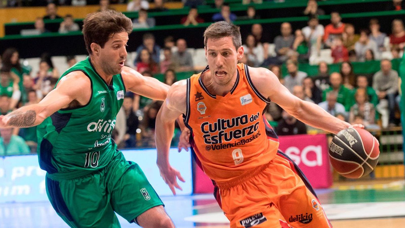 Moments del partit a Badalona