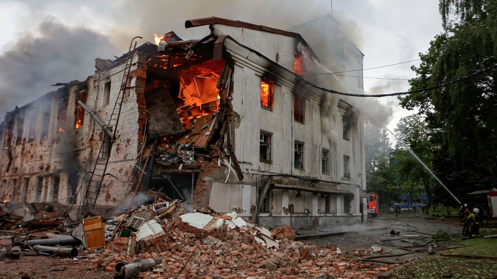 Els bombers apaguen un foc causat pels drons russos a Khàrkiv