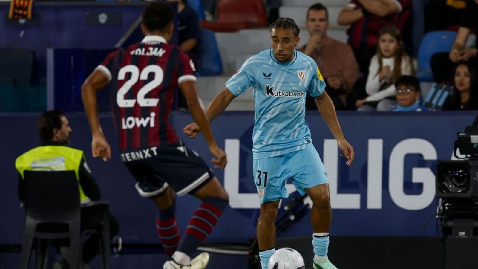 Una acció del partit al Ciutat de València