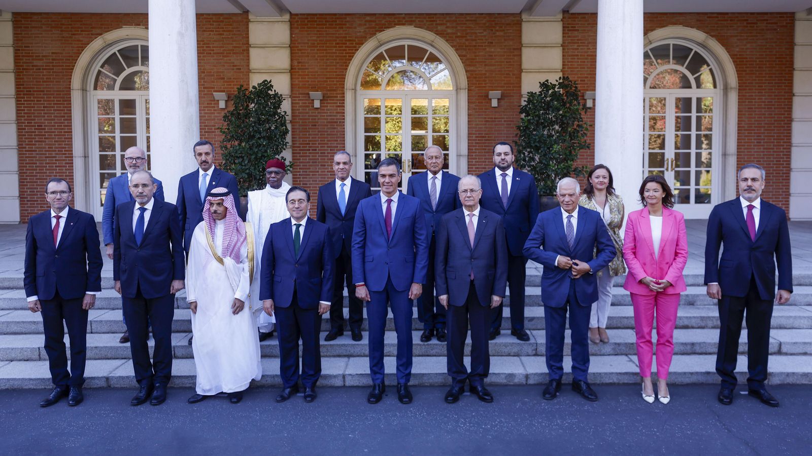 El president del govern, Pedro Sánchez, posa amb representants del Grup de contacte àrab per a Gaza