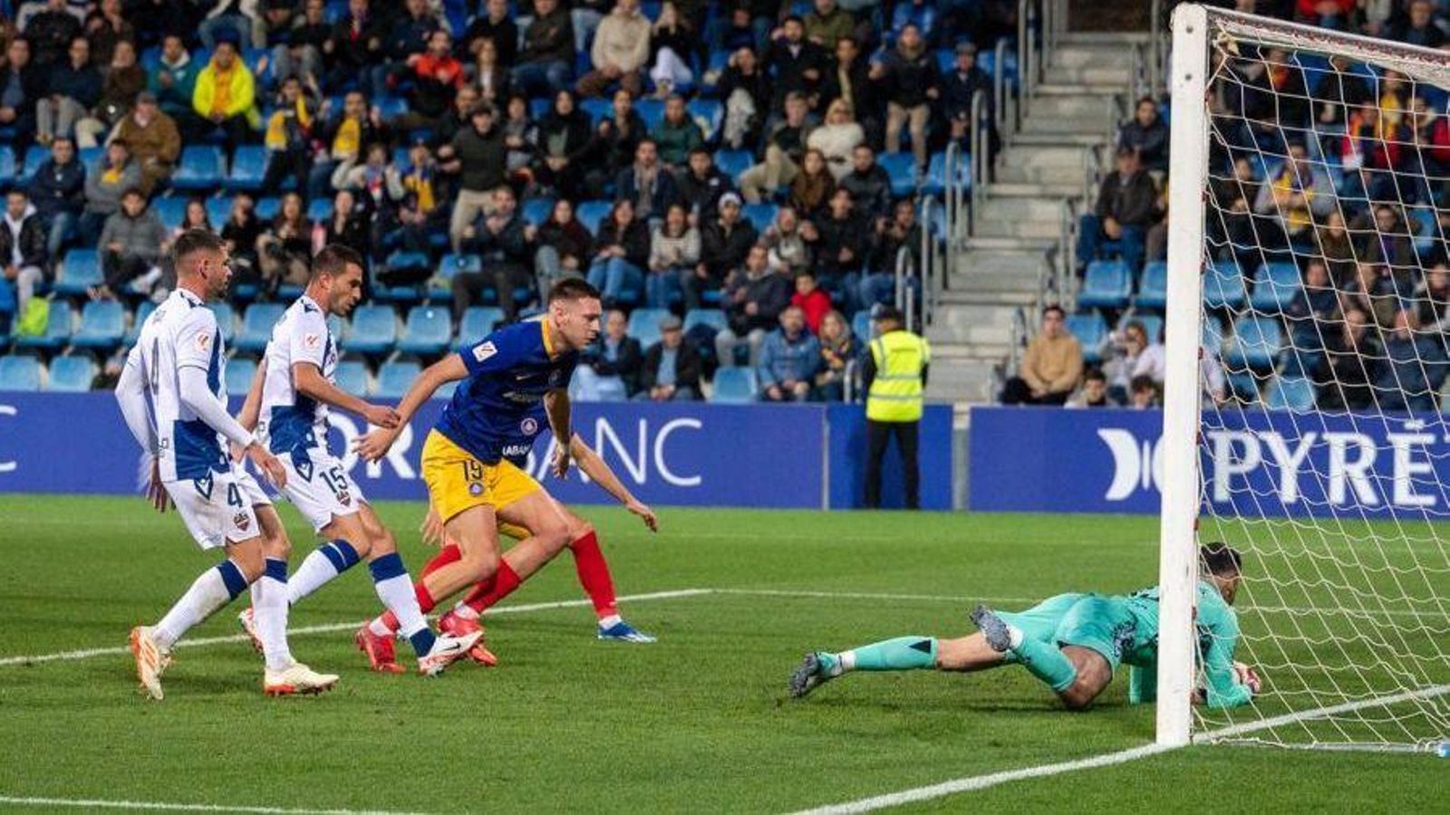 Andrés Fernández atura una pilota