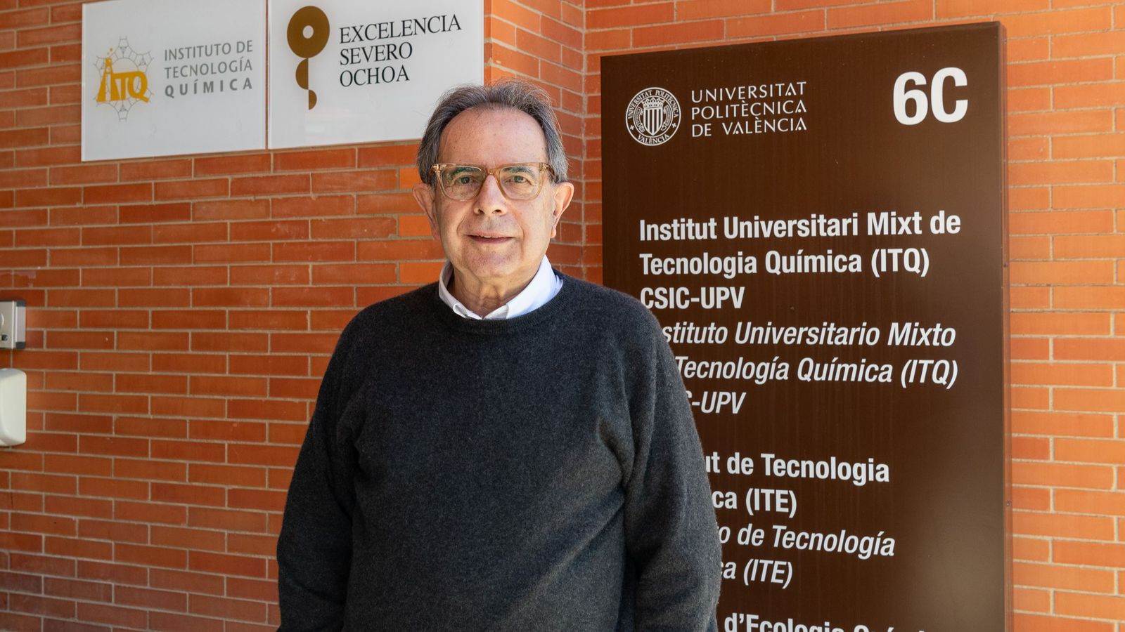 Avelino Corma, a les portes de l'institut de Tecnologia Química que integra