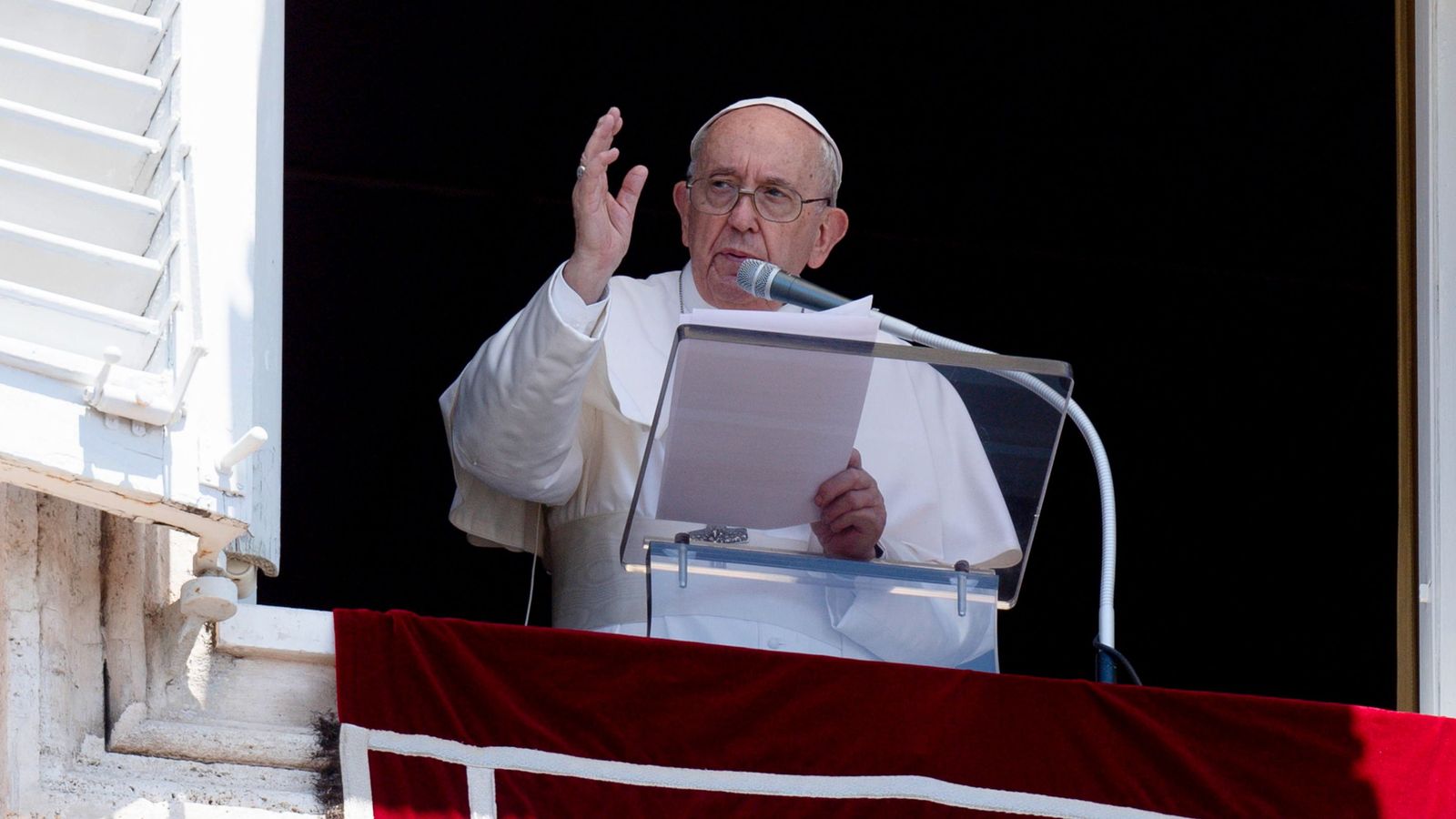 El papa Francesc en la seua última aparició pública aquest diumenge des de la finestra de les dependències del Vaticà