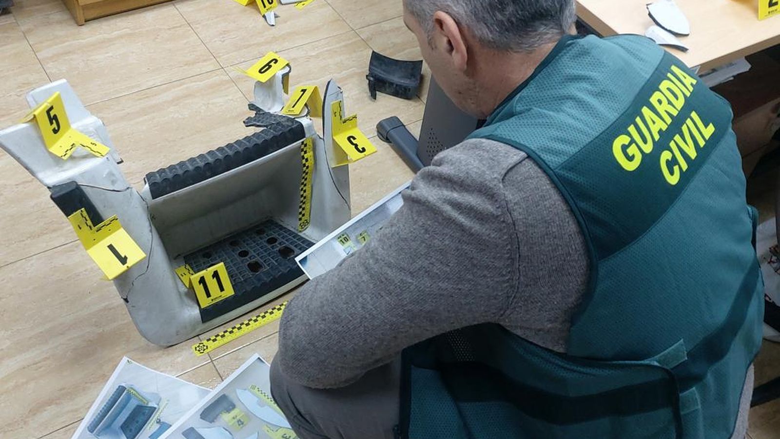 Agents de  la Unitat d'Investigació de Seguretat Viària analitzen les peces del camió presumptament implicat