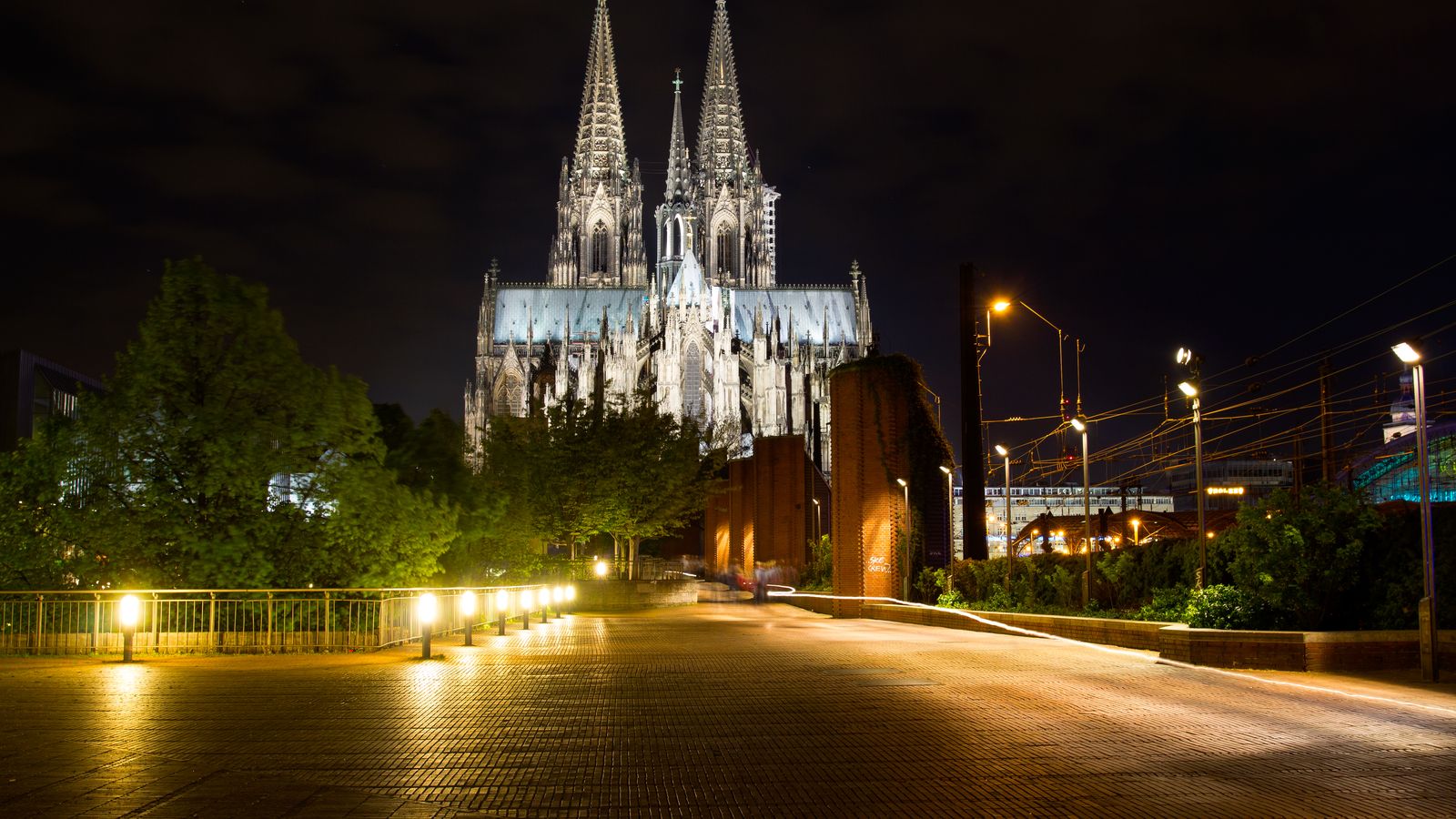 1.000 agents han sigut destinats a garantir la seguretat prop de la catedral.