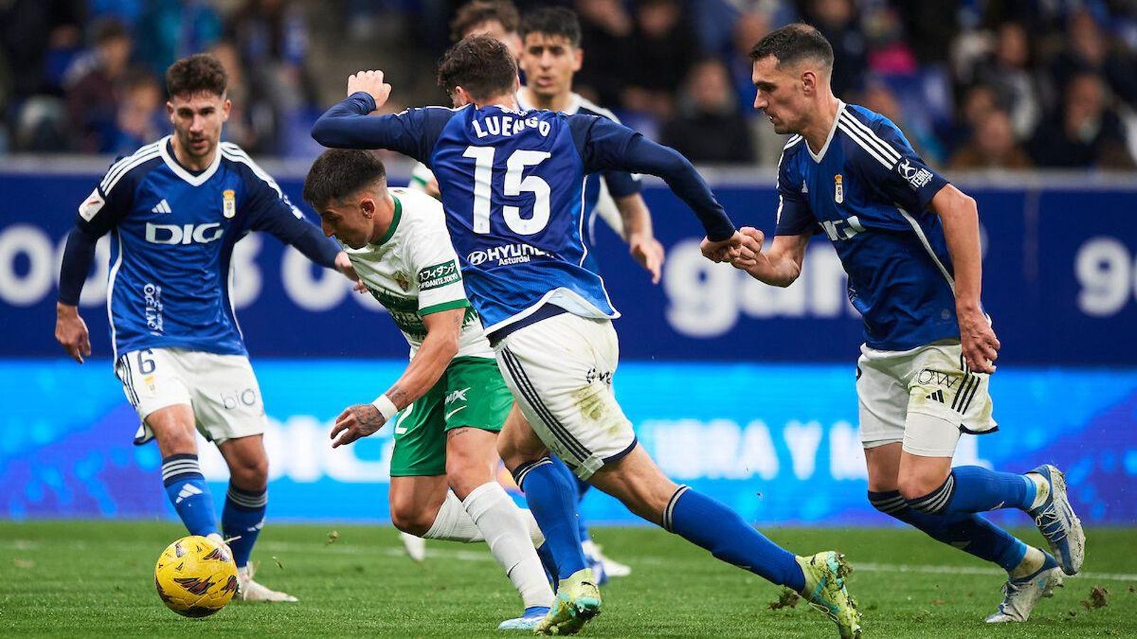Nico Fernández, envoltat de jugadors rivals Nico Fernández, envoltat de jugadors rivals