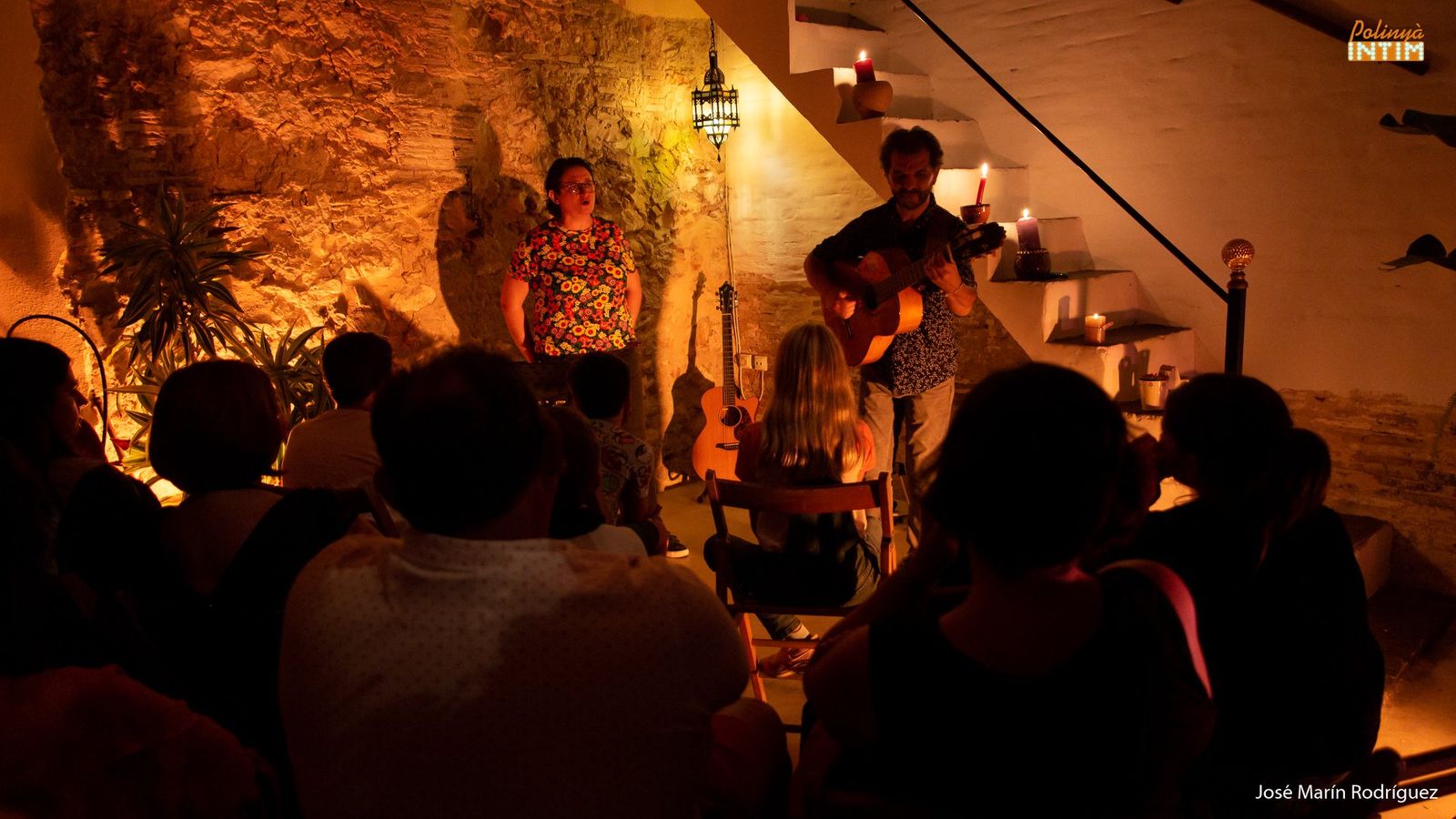 Una de les representacions amb música de l'edició de 2019, al soterrani d'una de les cases del poble