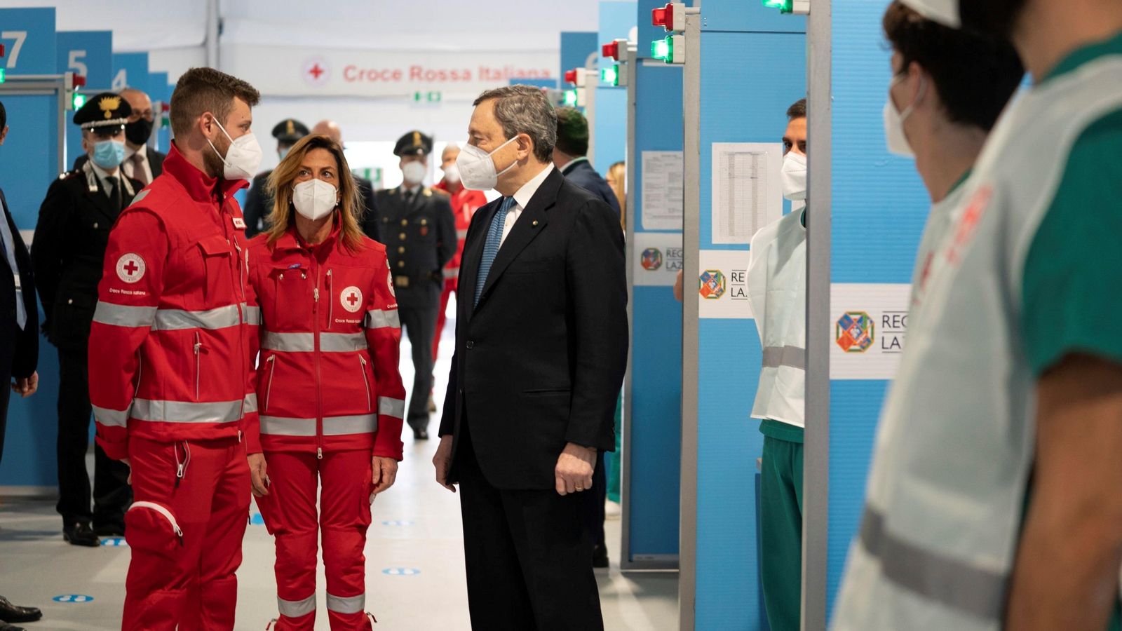 Mario Draghi visita el centre de vacunació instal·lat a l'aeroport de Fiumicino, a Roma