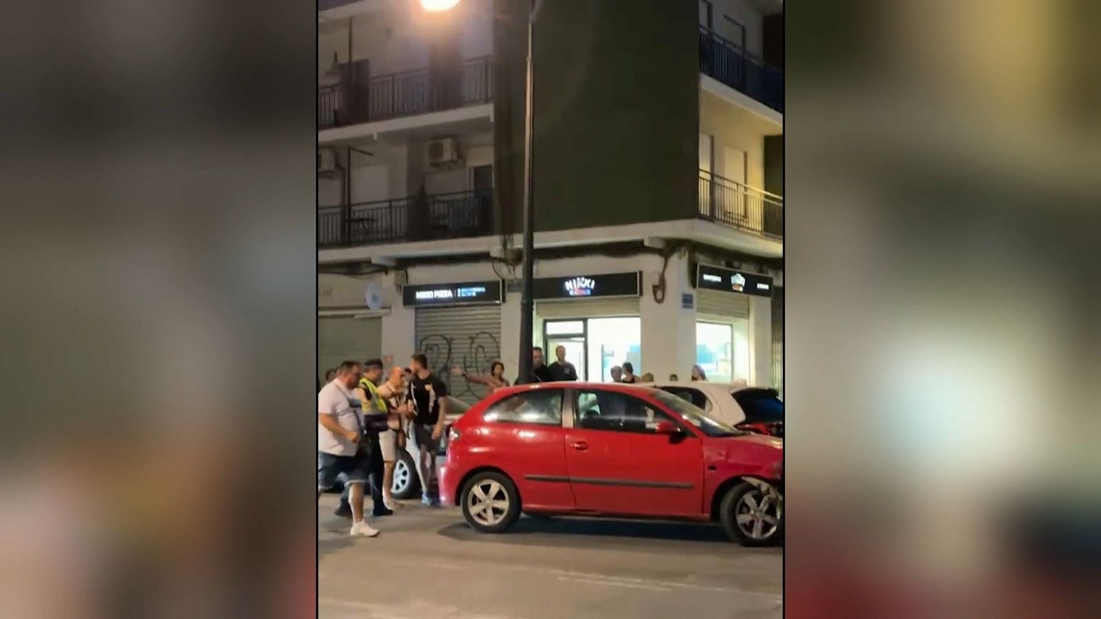 Un cotxe quasi emvestix una processó de Sant Antoni de Pàdua d'ahir a València