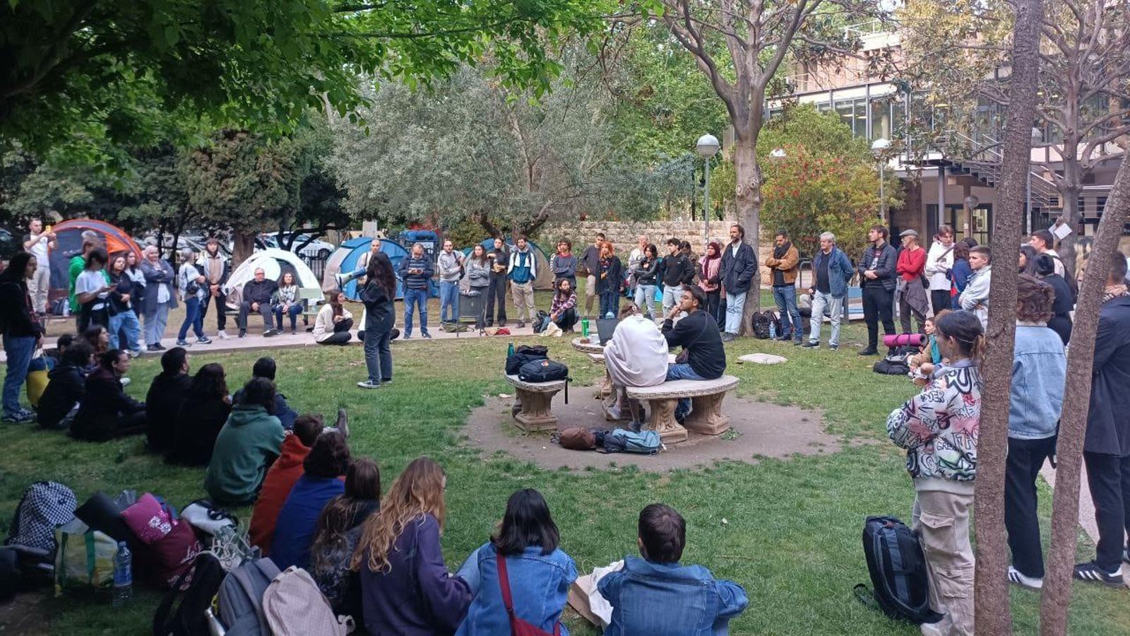Acampada a la Facultat de Filosofia de la UV, este dimecres