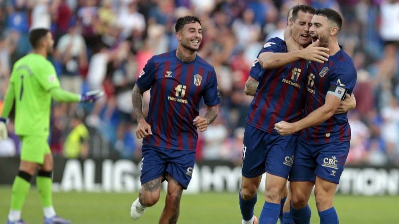 Els jugadors del CD Eldense celebren el gol de Juanto Ortuño