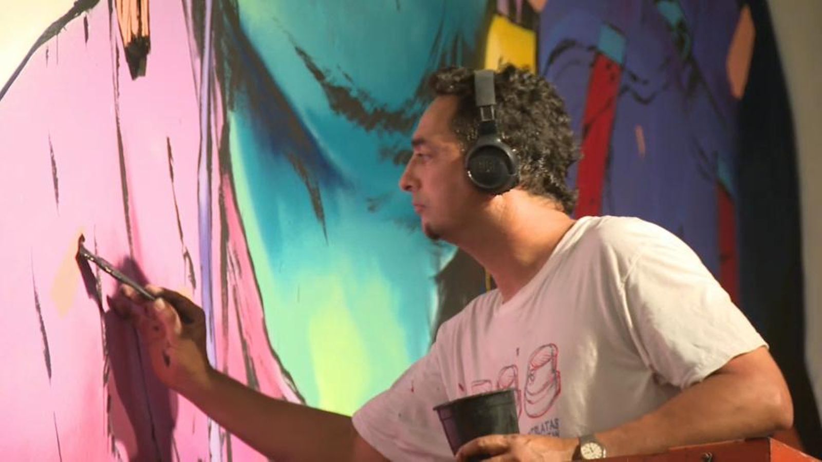 L'artista Deih pinta un mural per a l'exposició