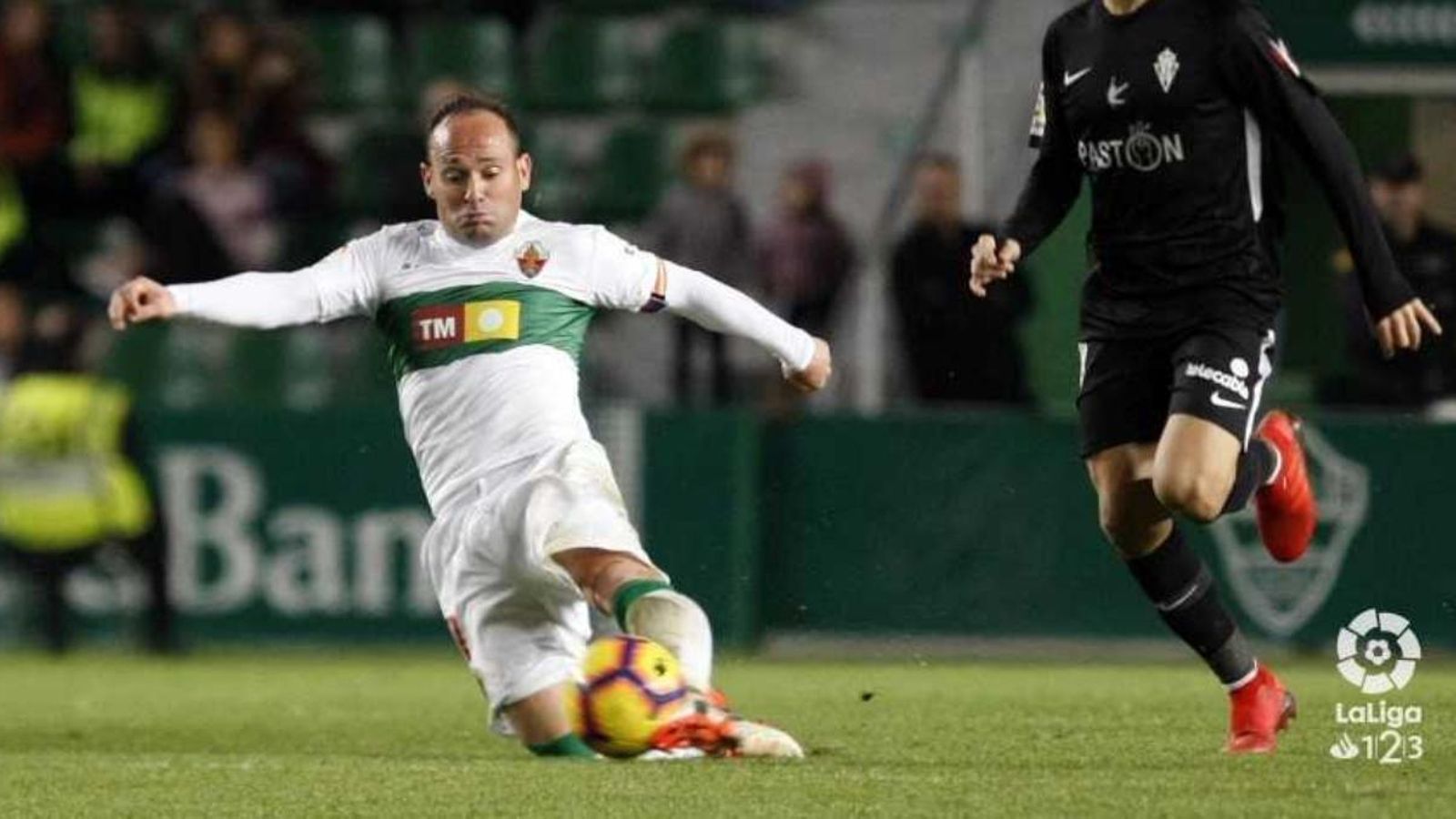 Nino lluita un baló a la gespa (www.laliga.es)