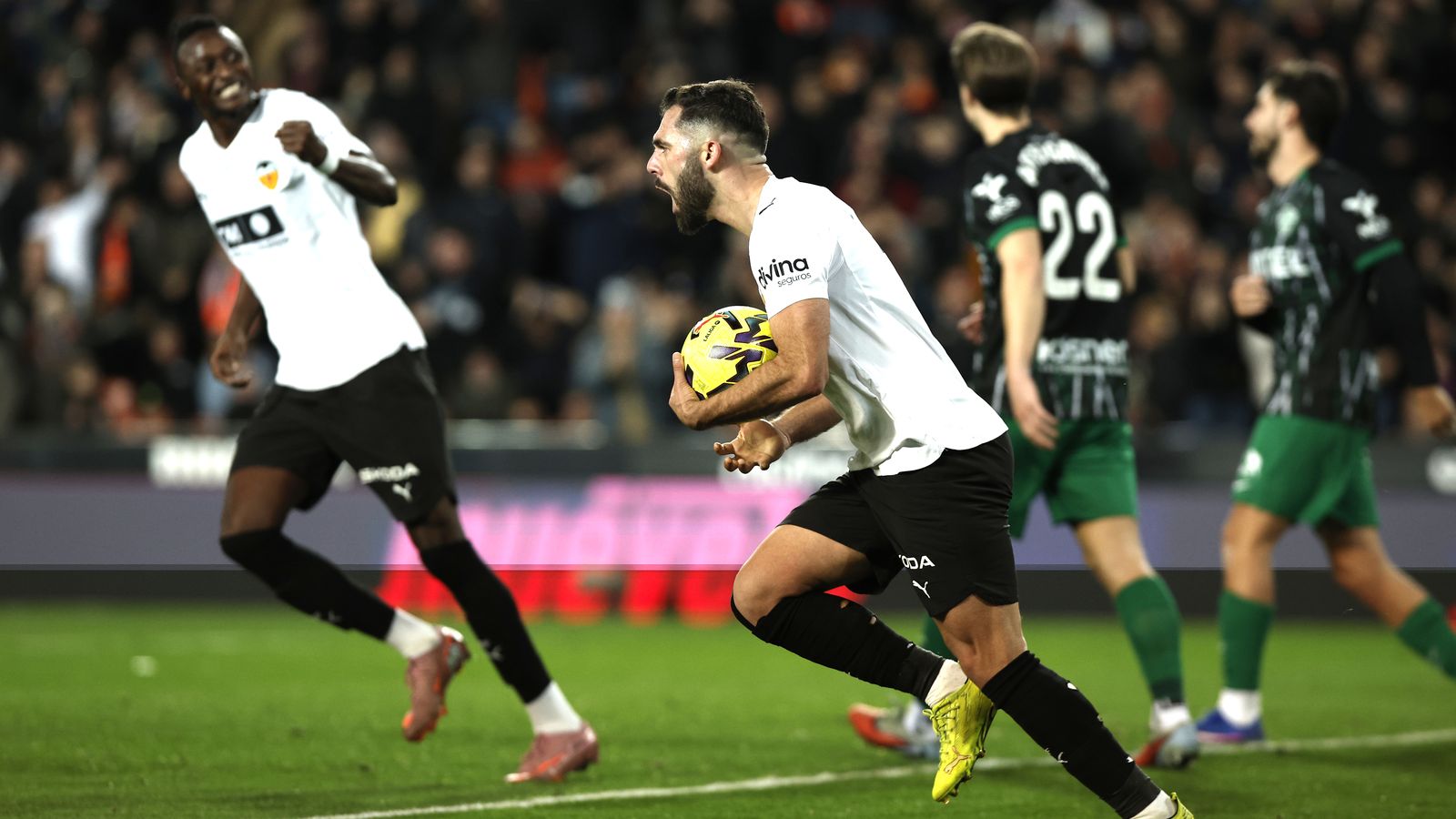 Rioja i Sadiq celebren el gol de Pepelu