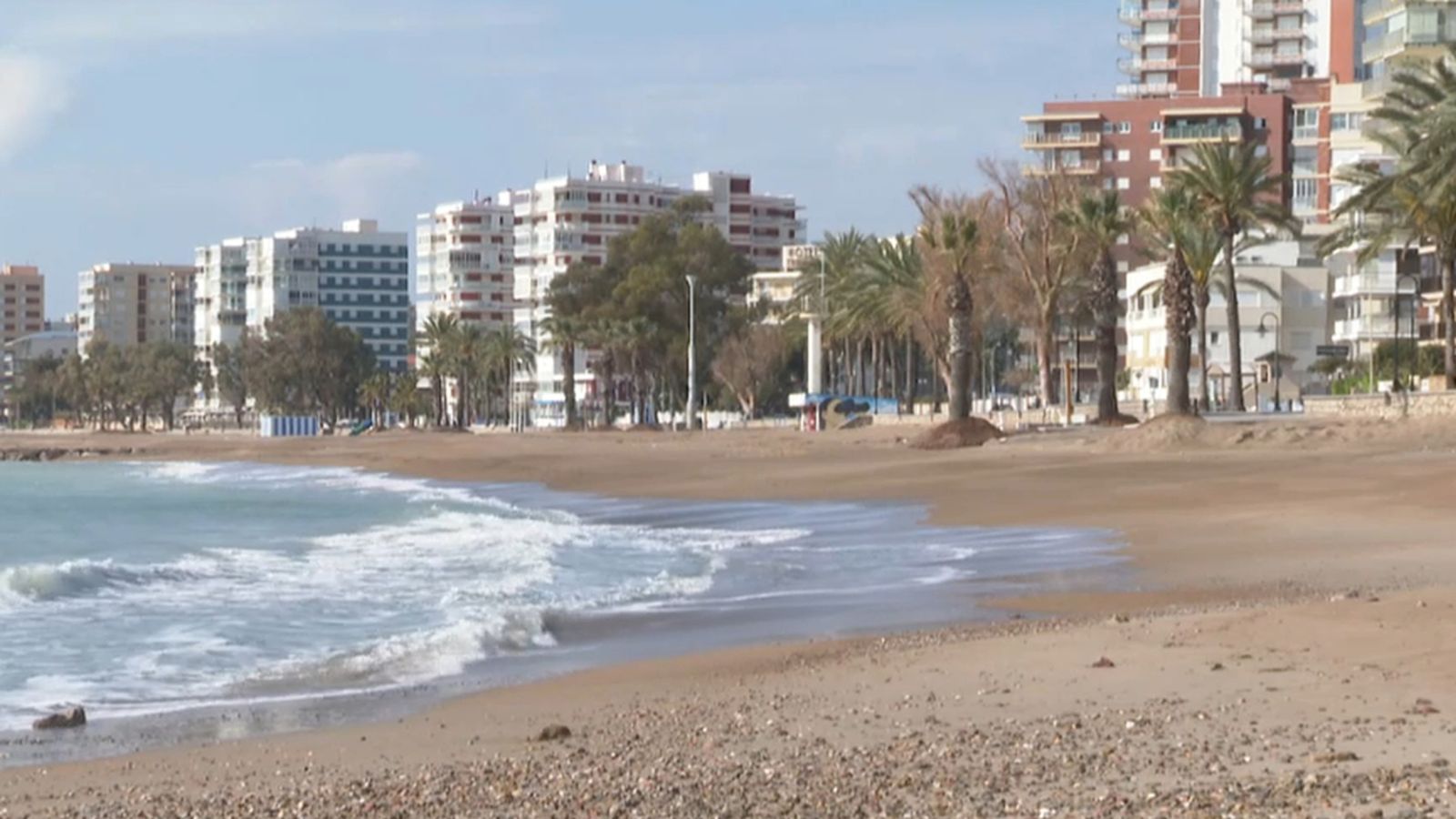 La platja de Benicàssim totalment buida durant l'estat d'alarma