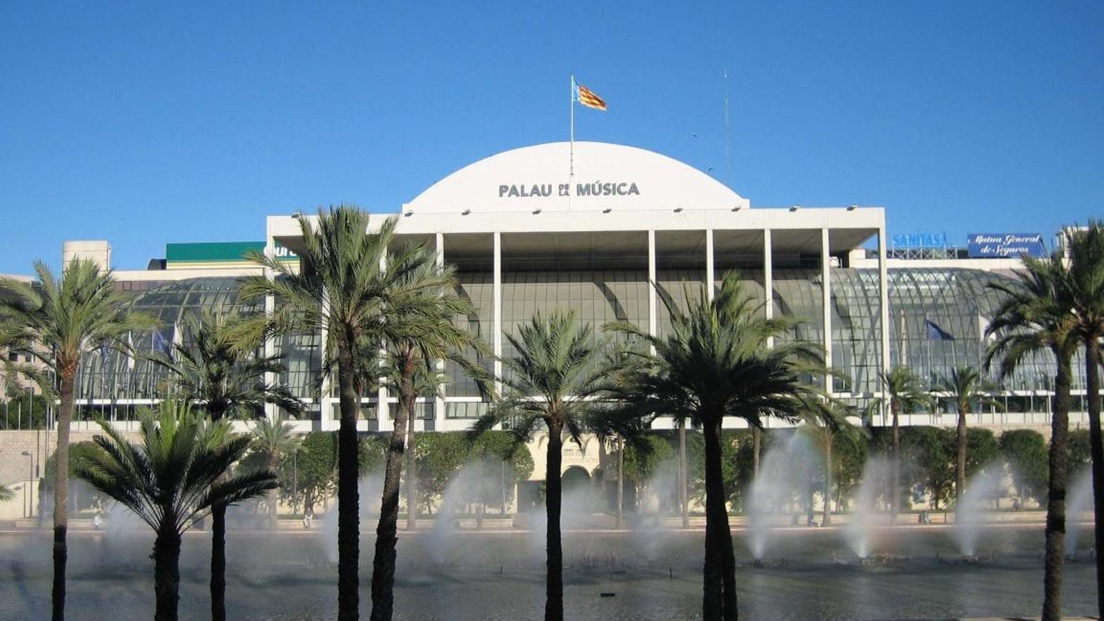 El Palau de la Música, des de l'antic llit del Túria en una imatge d'arxiu