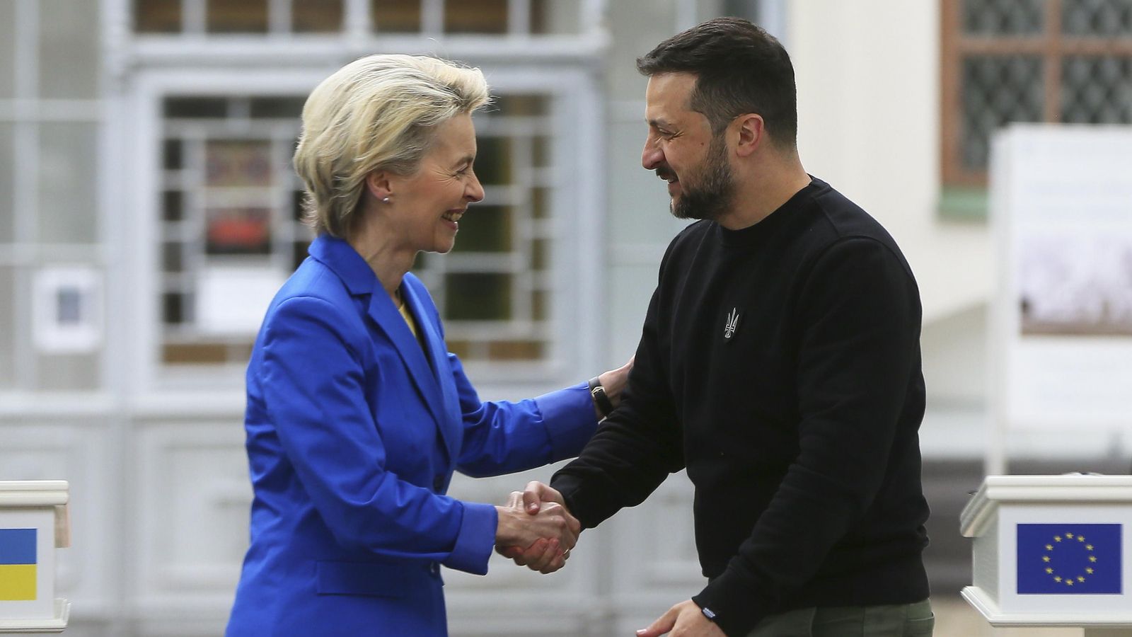 El president ucraïnés, Volodímir Zelenski saluda a la presidenta de la Comissió Europea, Ursula von der Leyen, durant una trobada aquest dimarts a Kíiv