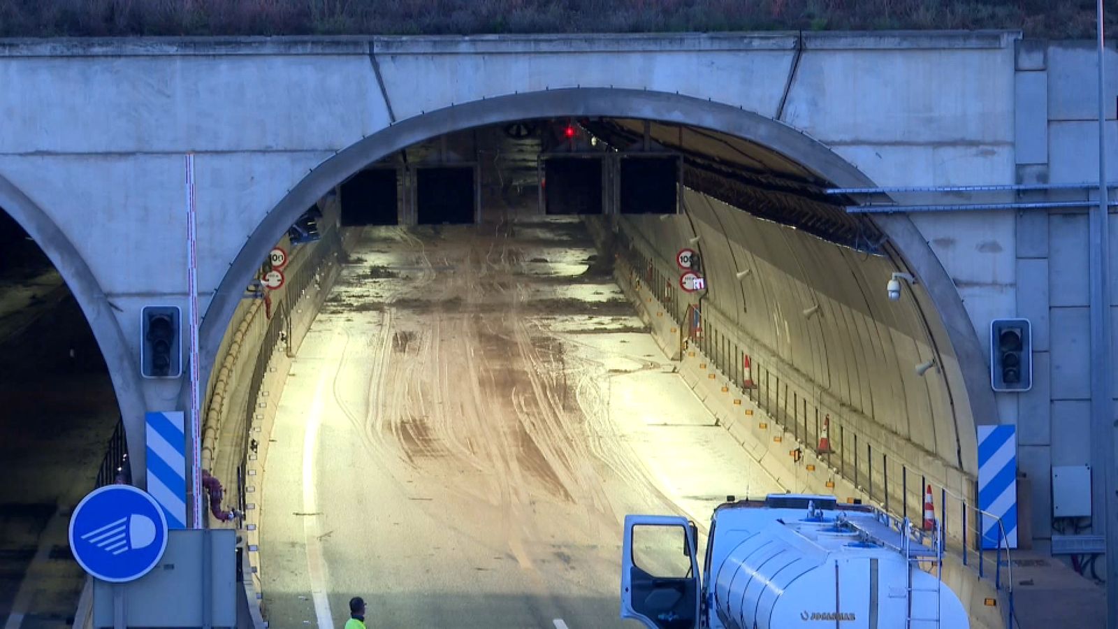 Operaris de neteja treballant en un dels túnels de l'autopista AP-7