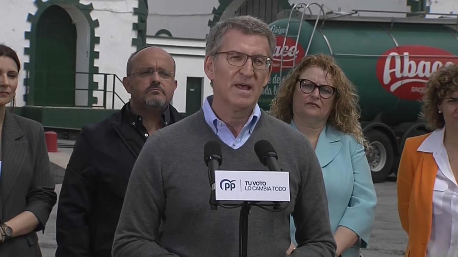 Les reaccions polítiques a la decisió de Sánchez es multipliquen