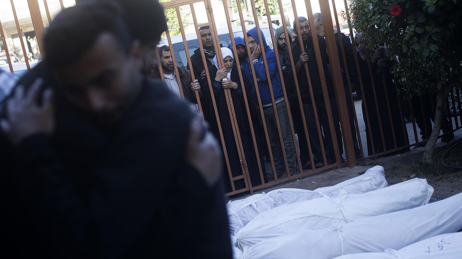 Familiars de palestins morts durant els atacs aeris israelians a les portes de l'Hospital Nasser en Khan Yunis,