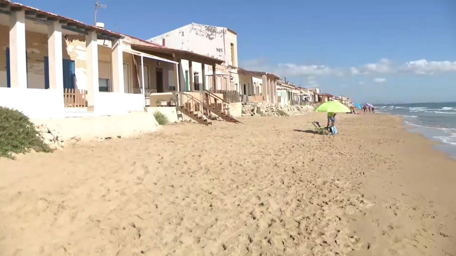 Casetes en primera línia de la platja de Babilònia, a Guardamar del Segura