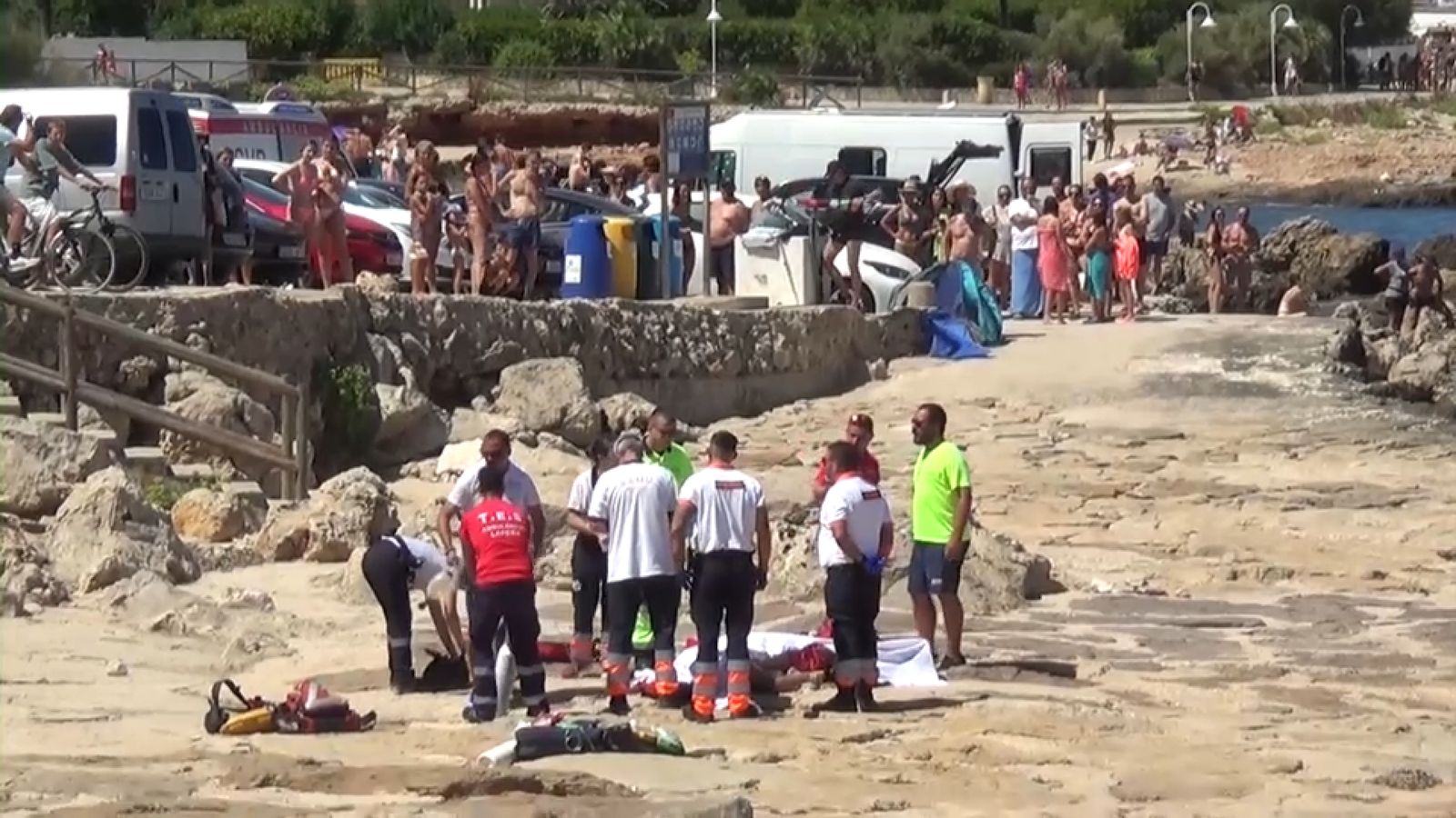 Mitjans sanitaris al voltant del banyista accidentat a Dénia