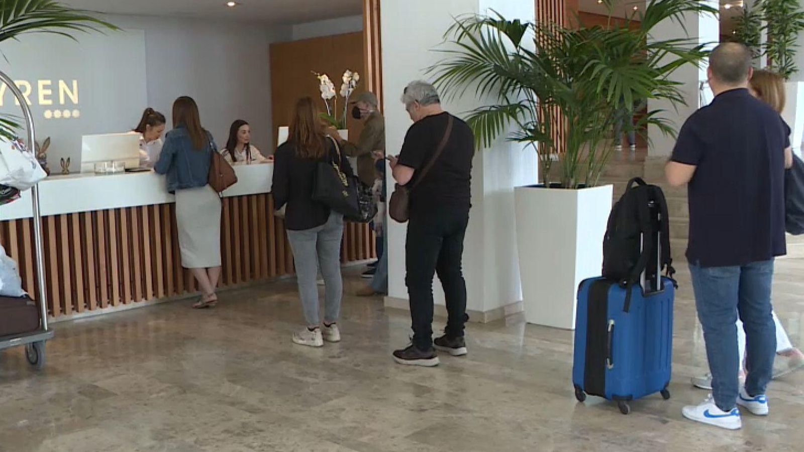 Cues en la recepció d'un hotel de Gandia en la Setmana Santa