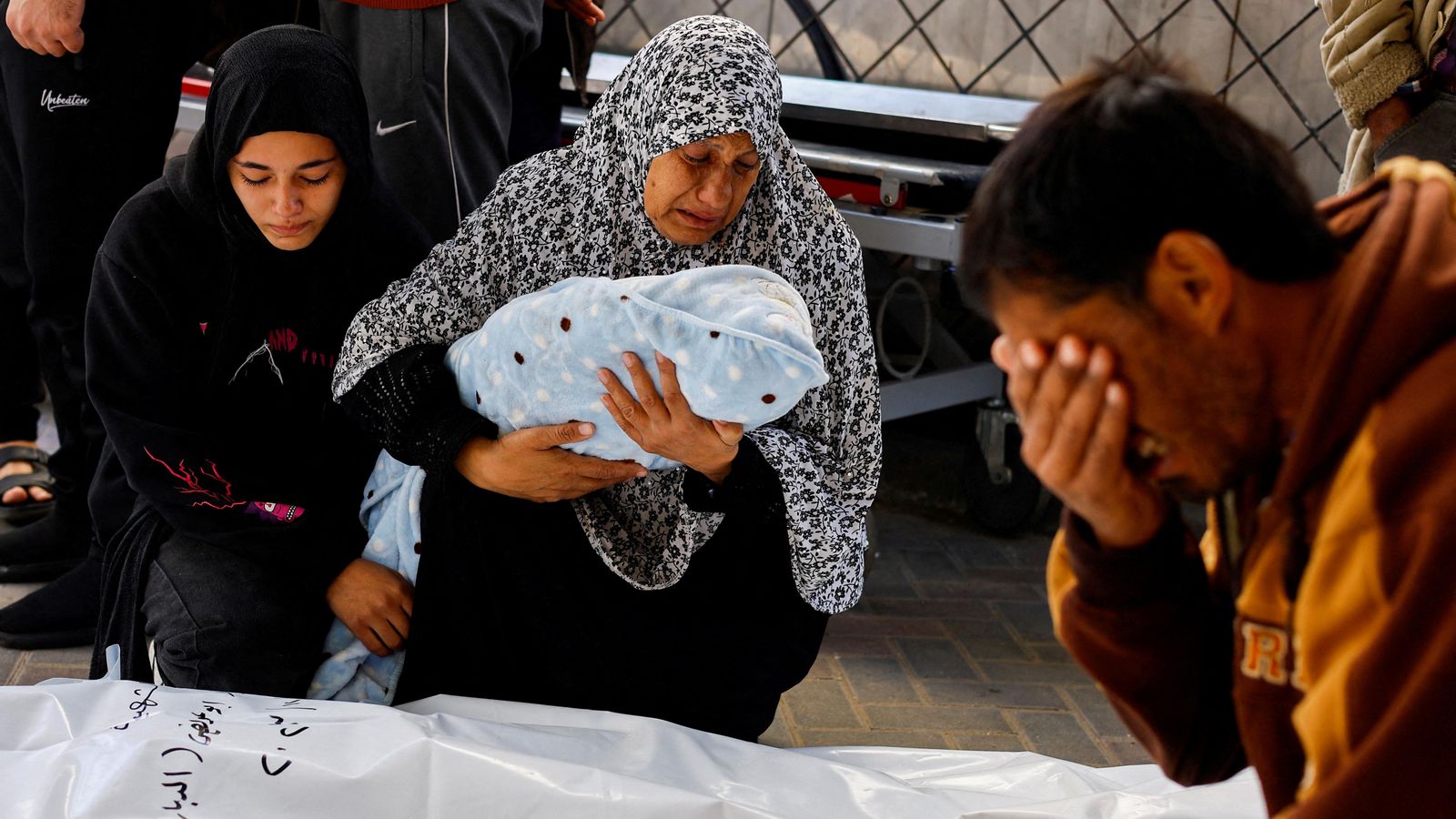 Una família plora la mort d'un bebé en un bombardeig israelià a Rafah, al sud de la Franja de Gaza