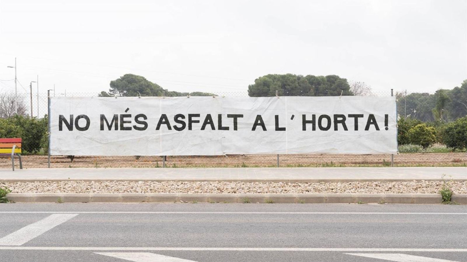 Pancarta penjada pels veïns Benifaraig, Borbotó, Poble Nou i pel col.lectiu Per l'Horta.