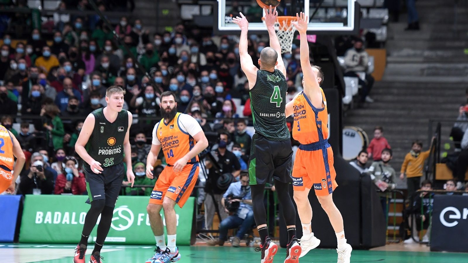 Pau Ribas llança davant la defensa taronja