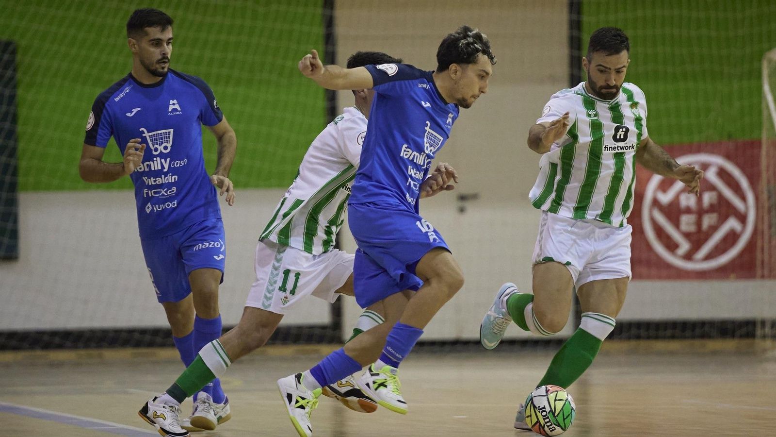 Una acció del partit entre Betis i Alzira
