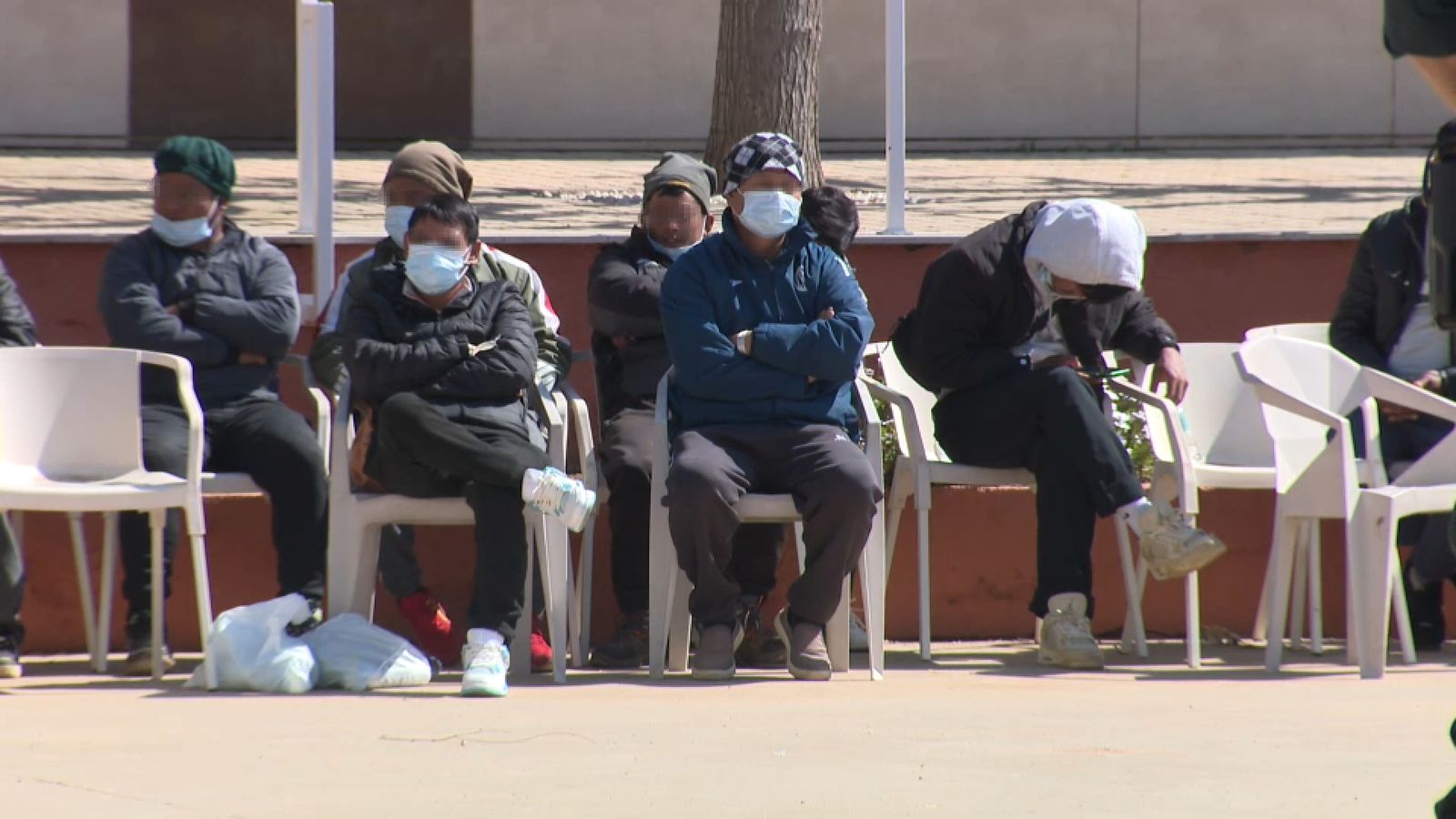 Un grup de persones alliberades de la presumta xarxa de tràfic de persones