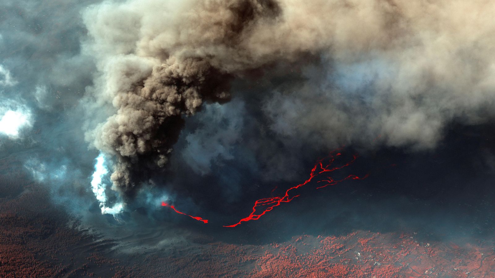 Una imatge del satèl·lit mostra fum que s'eleva mentre la lava flueix del volcà Cumbre Vieja a l'illa canària de La Palma