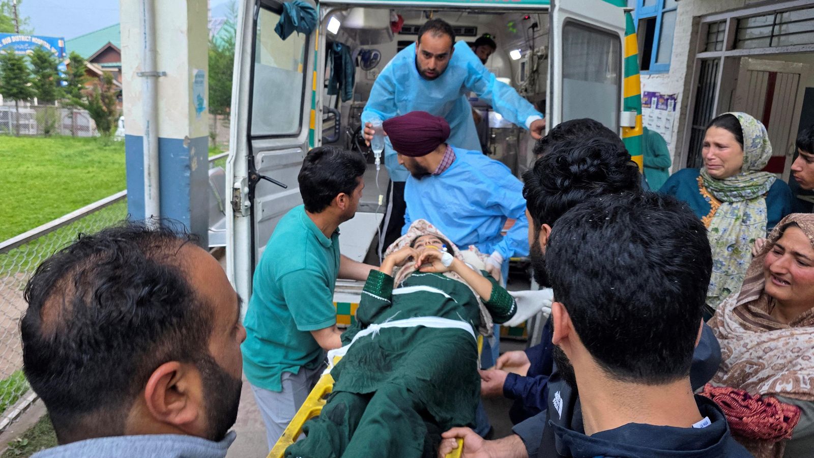 Una ambulància trasllada una dona ferida al costat indi