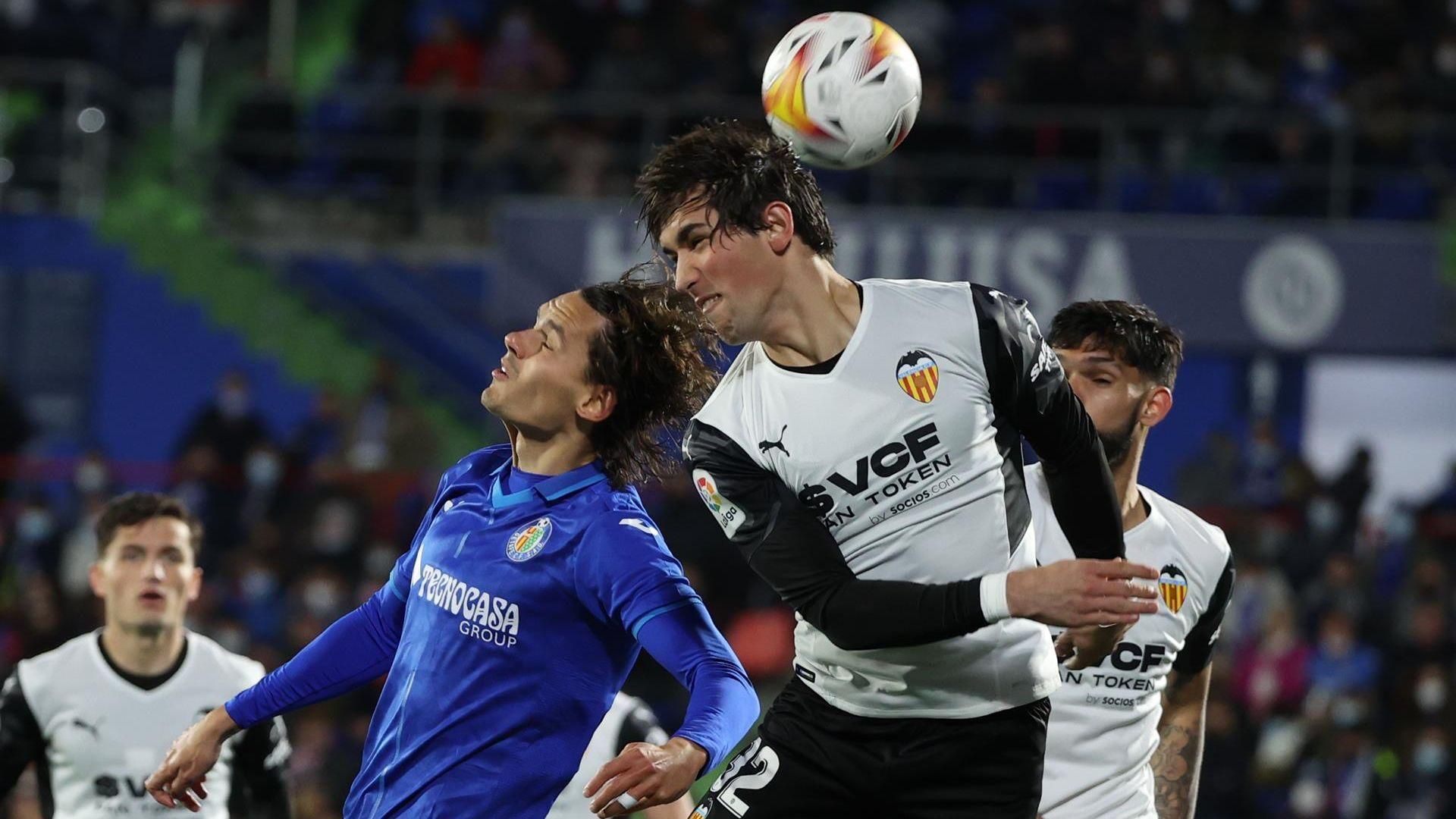 Jesús Vázquez lluita per una pilota amb Enes Ünal Jesús Vázquez lluita per una pilota amb Enes Ünal
