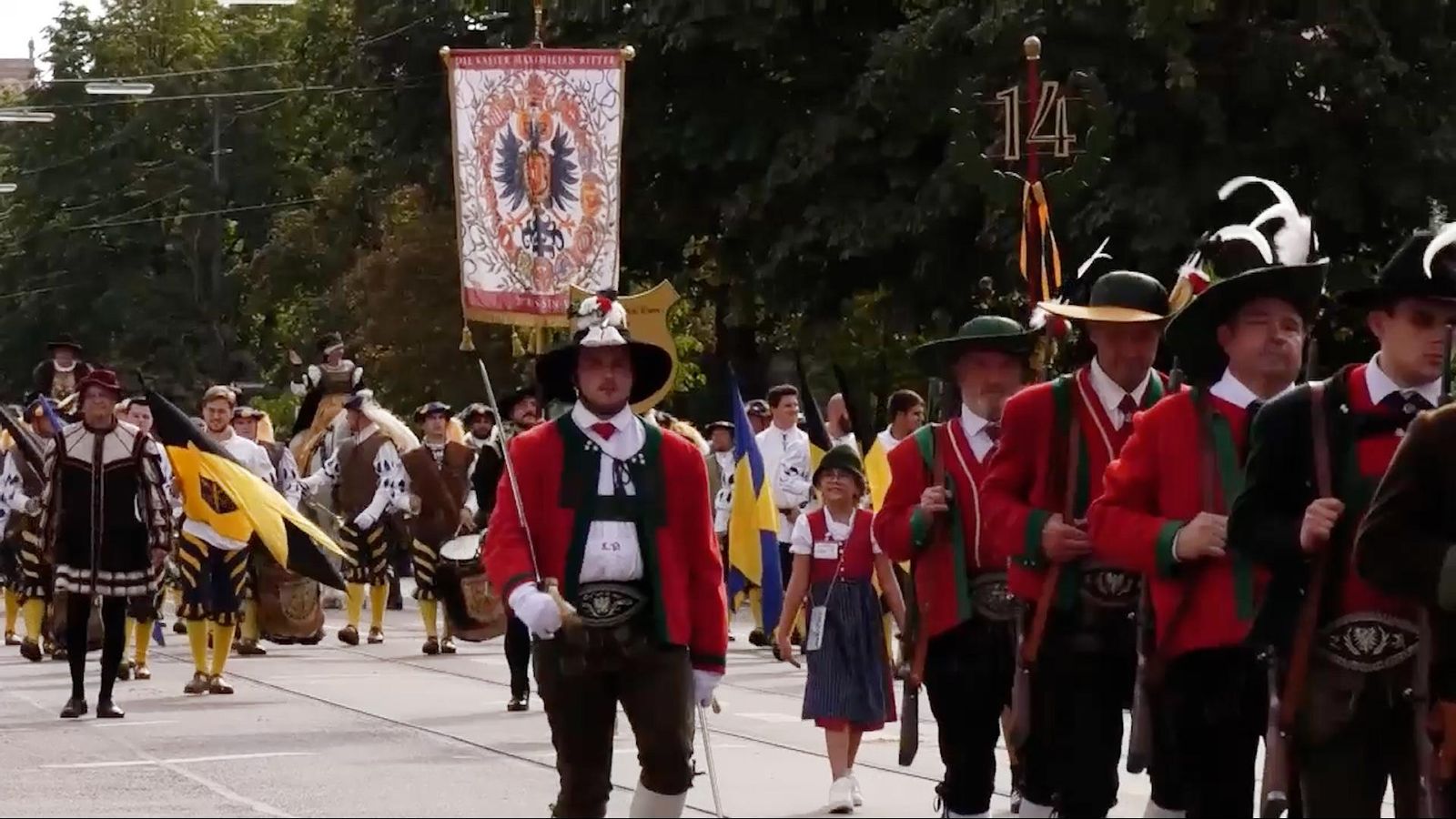 El vestit típic que gasten els homes amb motiu de la festa té origen al camp