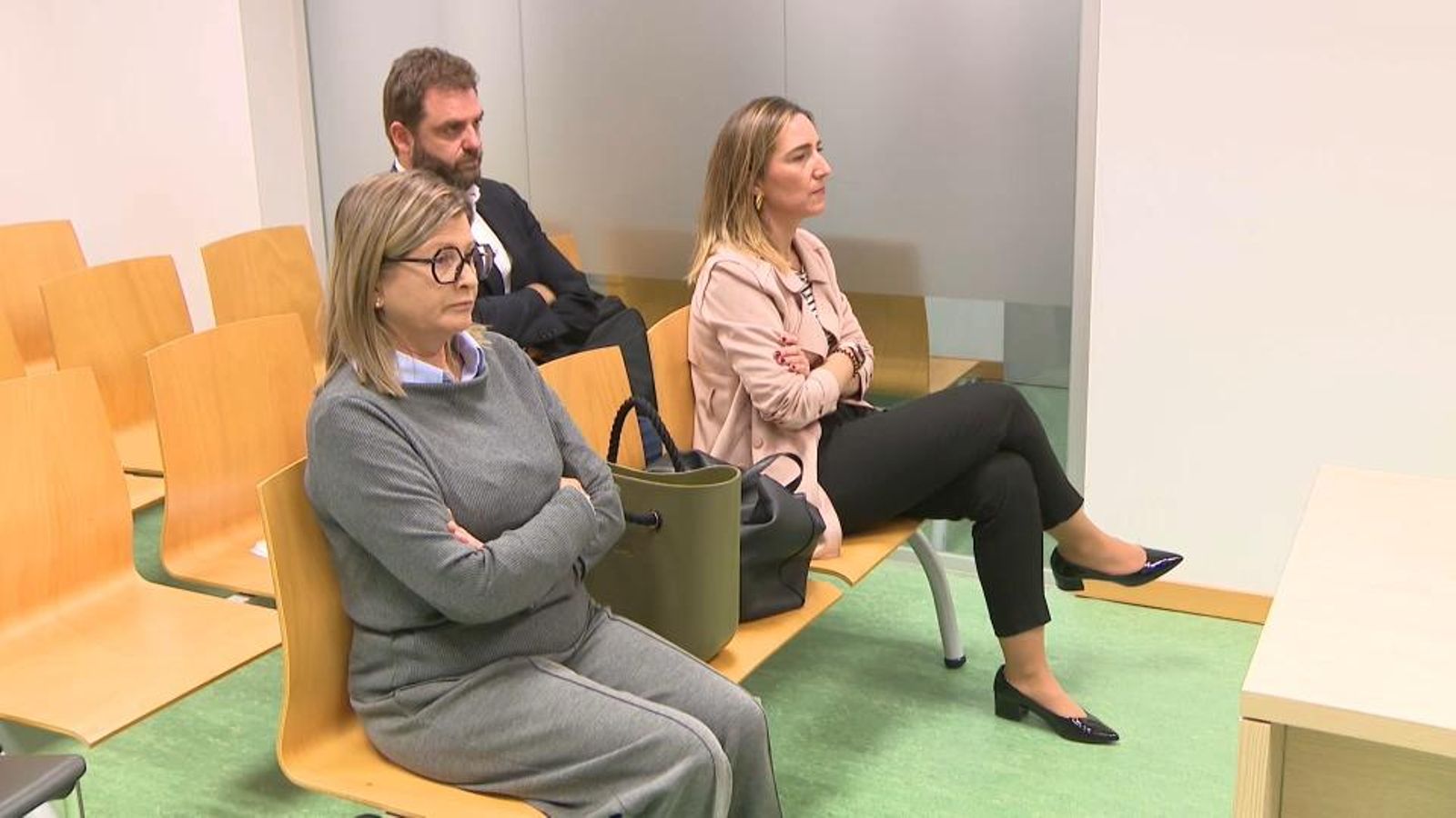 L'exregidora Carmen de Lamo (Podem), a la dreta, en el banc dels acusats cam